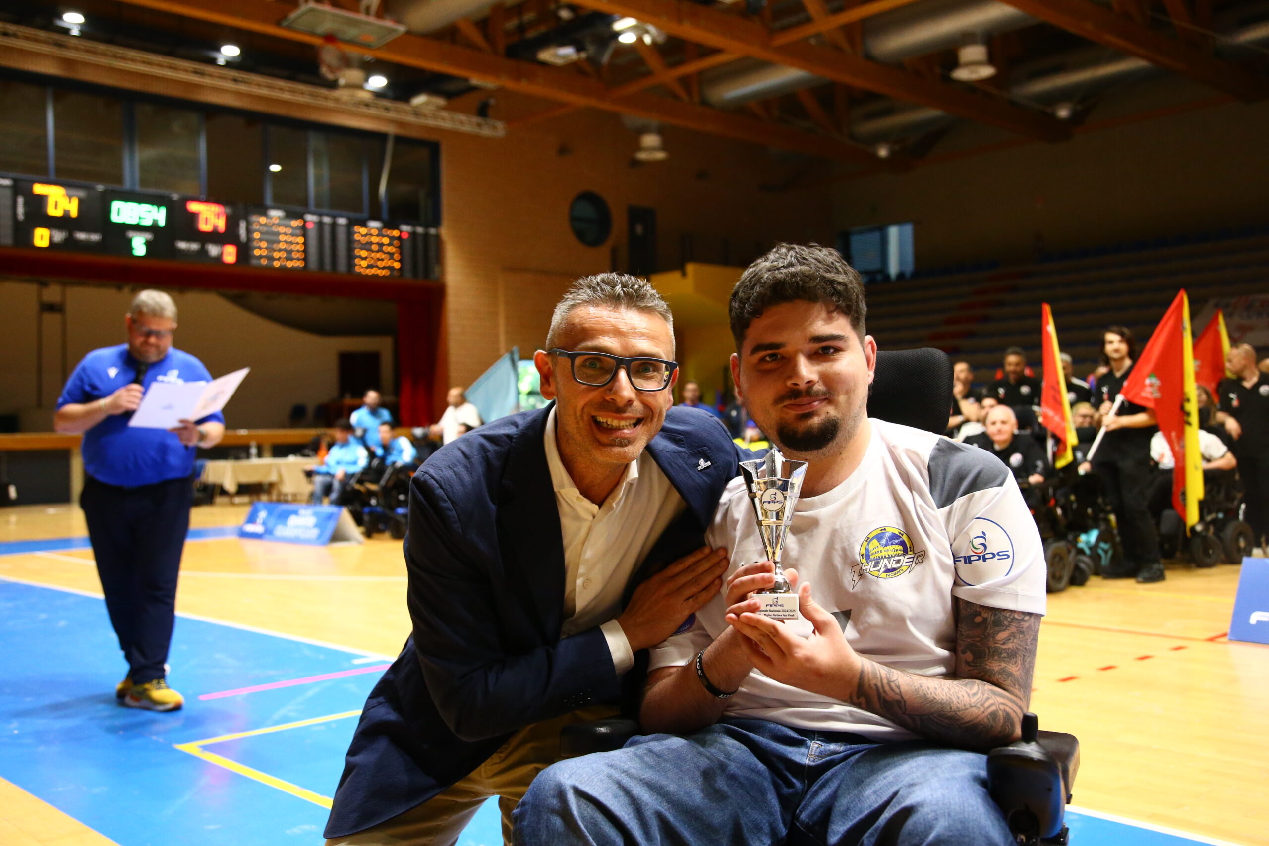 Gabriel Mindru premiato come miglior portiere delle fasi finali da Andrea Piccillo Presidente FIPPS