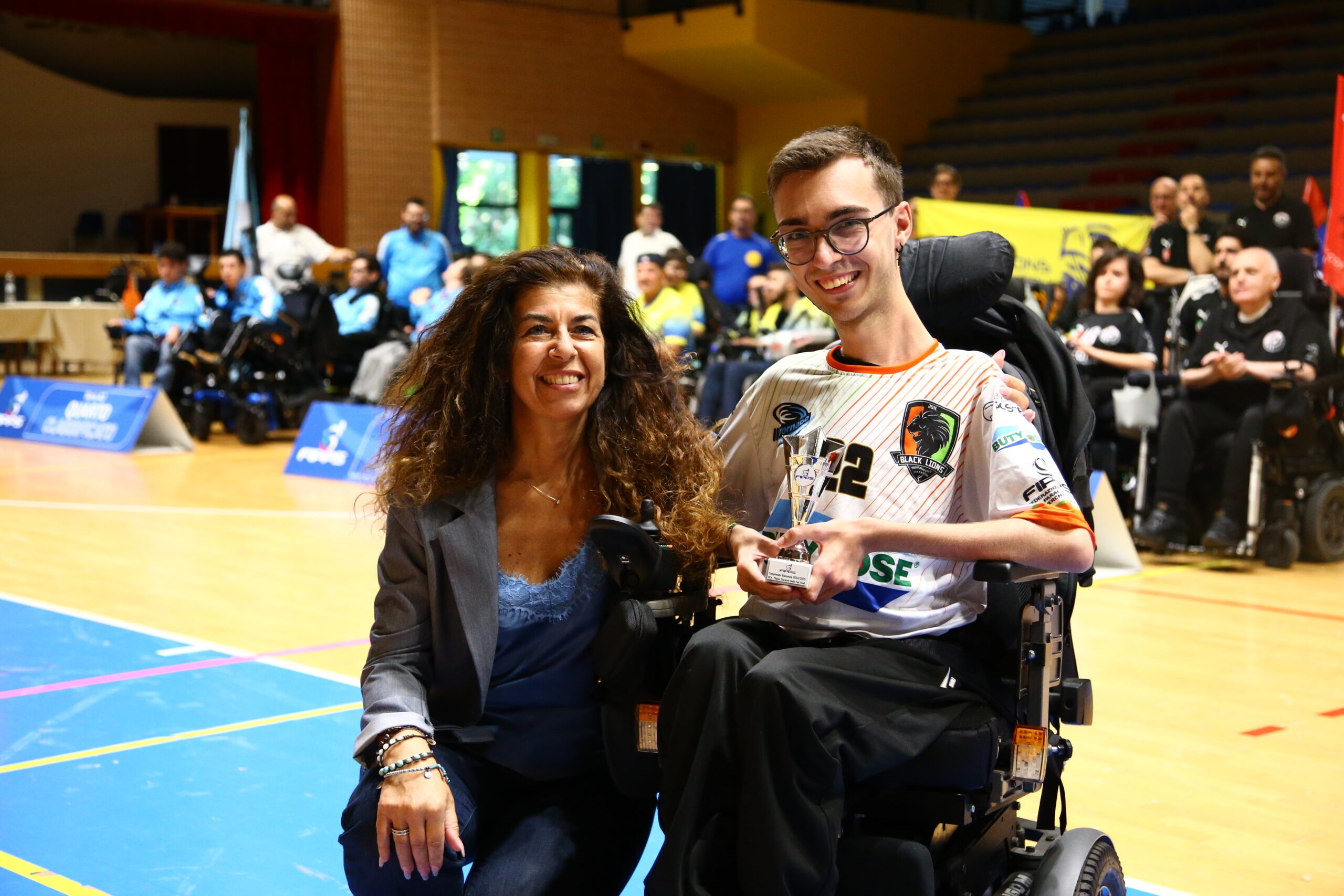 Simone Ranzato premiato come miglior Under delle fasi finali da Maria Elisabetta Capasa - Presidente CIP FVG